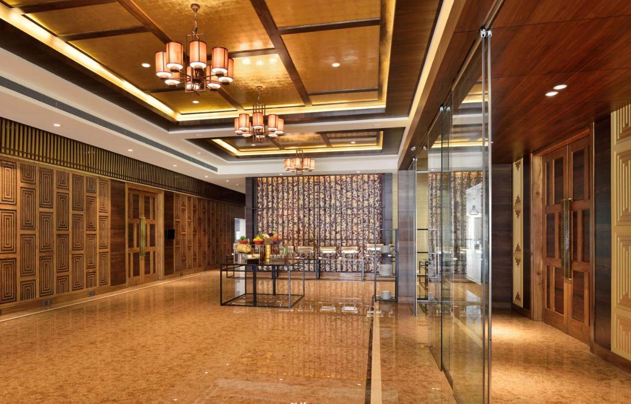 Radisson Blu Plaza Resort & Convention Centre Карджат Экстерьер фото The lobby of the hotel