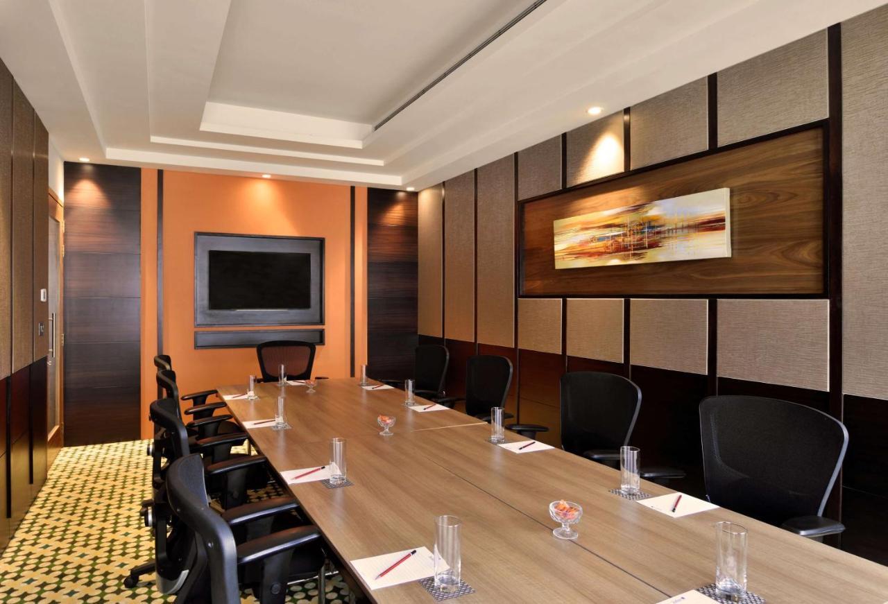 Radisson Blu Plaza Resort & Convention Centre Карджат Экстерьер фото Meeting room