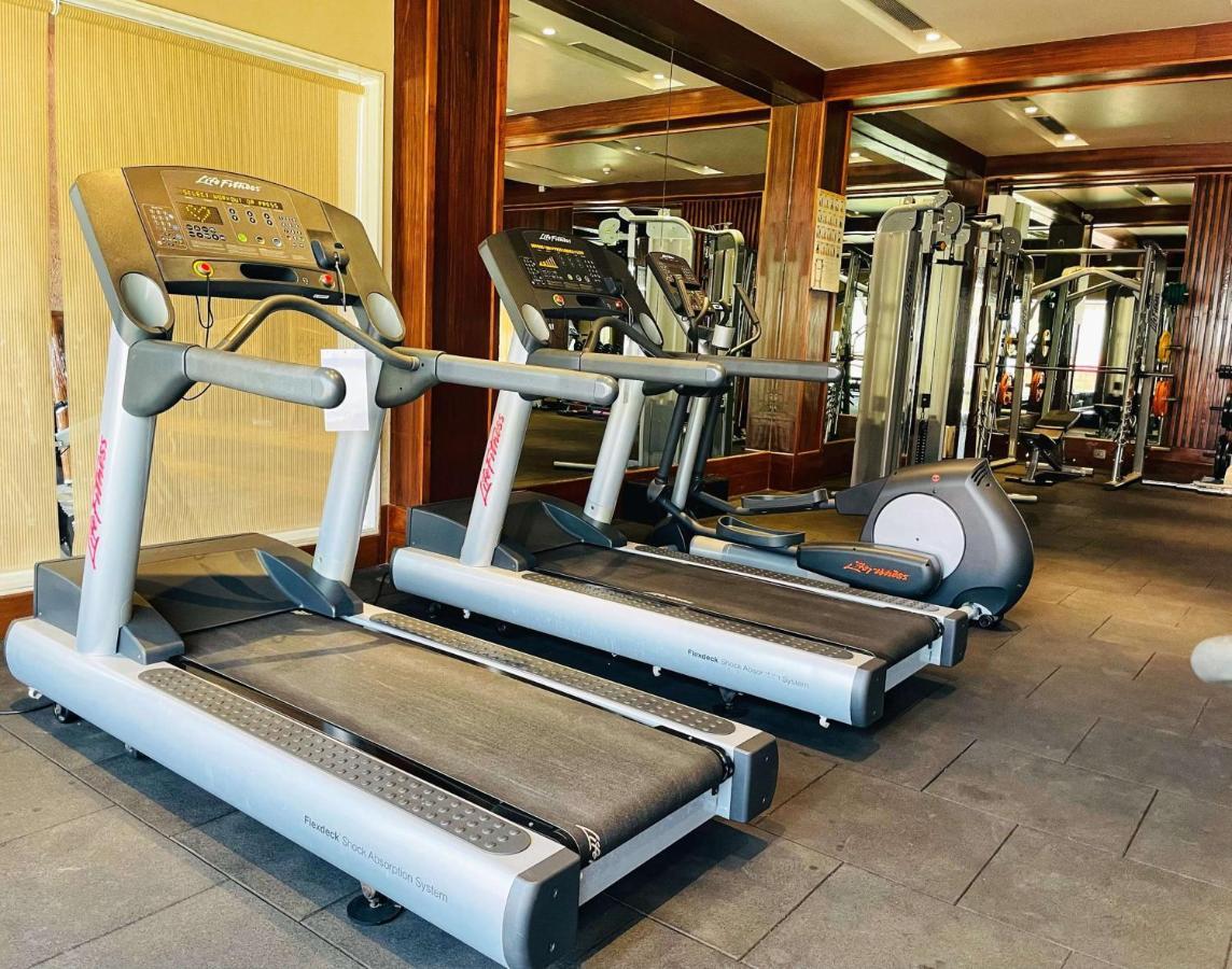Radisson Blu Plaza Resort & Convention Centre Карджат Экстерьер фото Treadmills at a gym