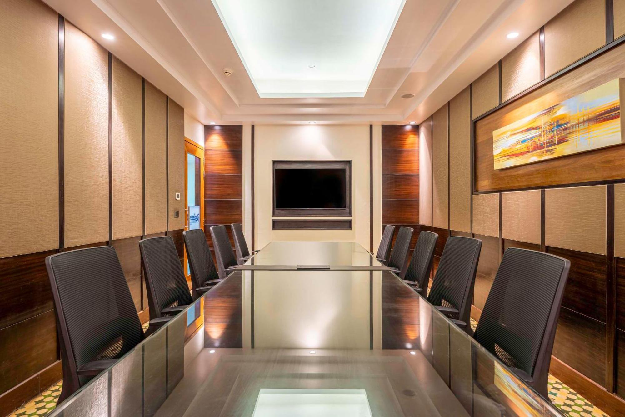 Radisson Blu Plaza Resort & Convention Centre Карджат Экстерьер фото A boardroom