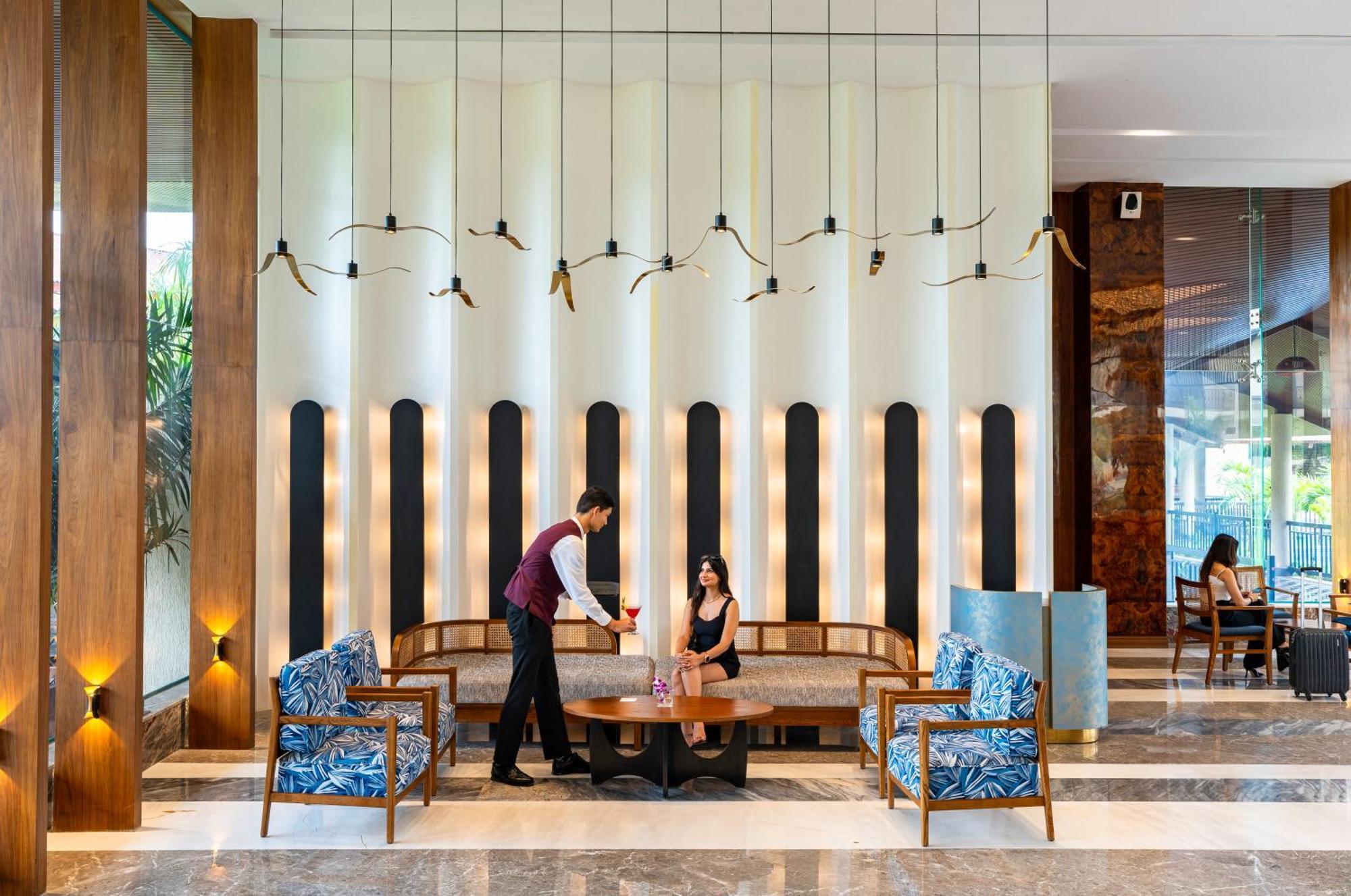 Radisson Blu Plaza Resort & Convention Centre Карджат Экстерьер фото Lobby
