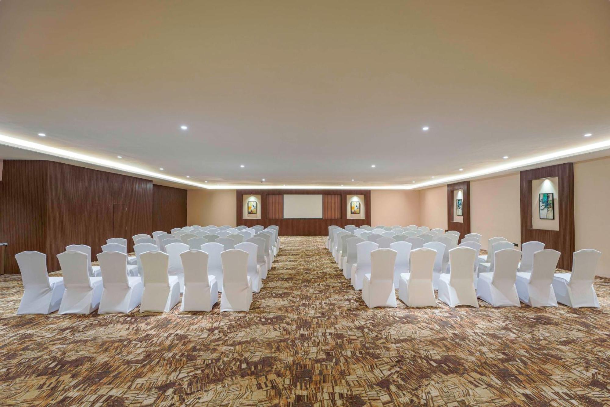 Radisson Blu Plaza Resort & Convention Centre Карджат Экстерьер фото The ballroom