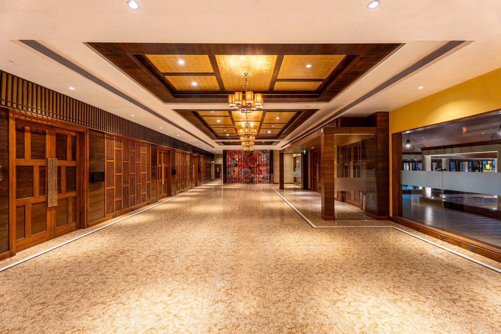 Radisson Blu Plaza Resort & Convention Centre Карджат Экстерьер фото The interior of the hotel