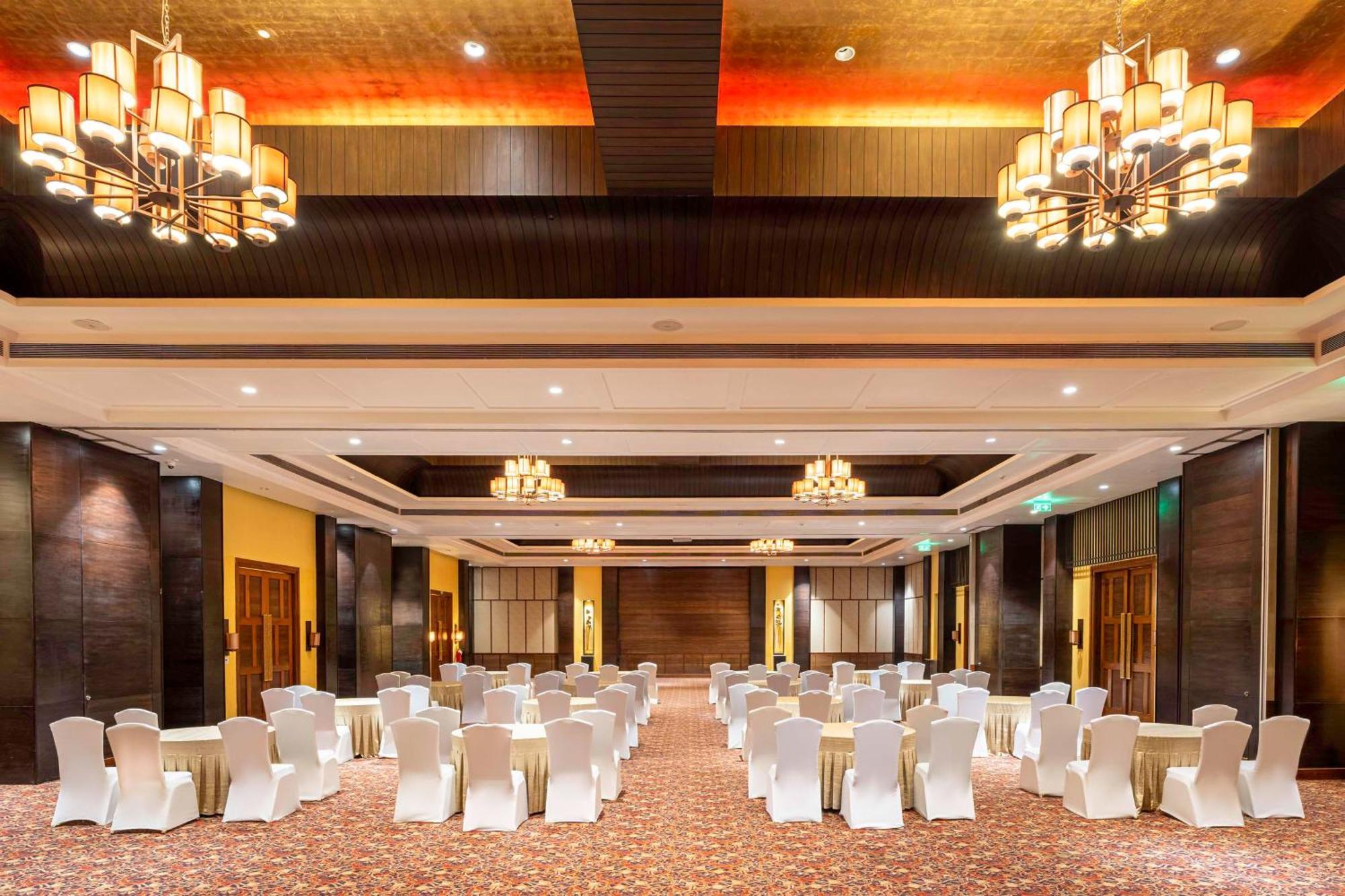 Radisson Blu Plaza Resort & Convention Centre Карджат Экстерьер фото The Grand Ballroom