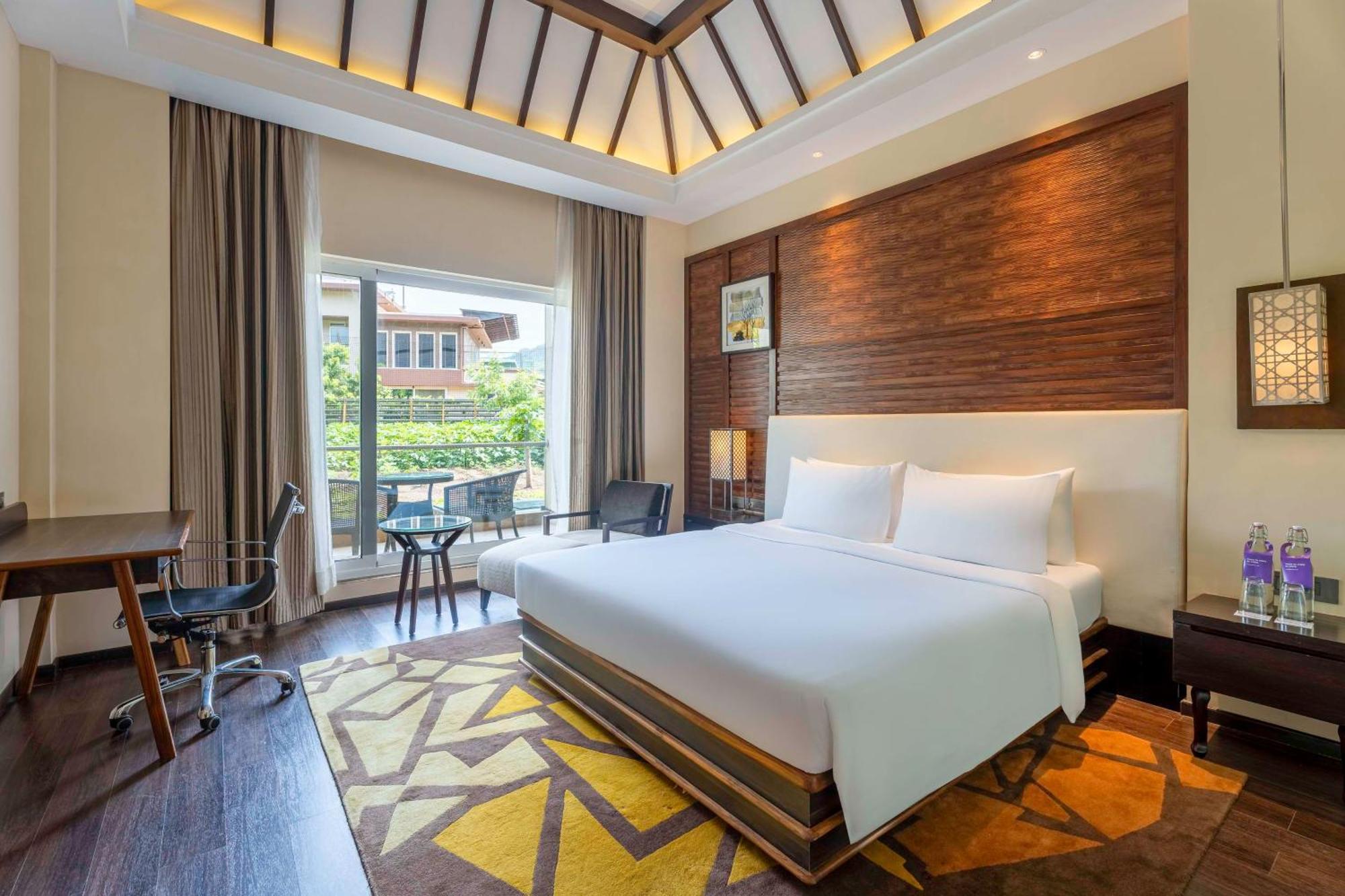 Radisson Blu Plaza Resort & Convention Centre Карджат Экстерьер фото Deluxe Room