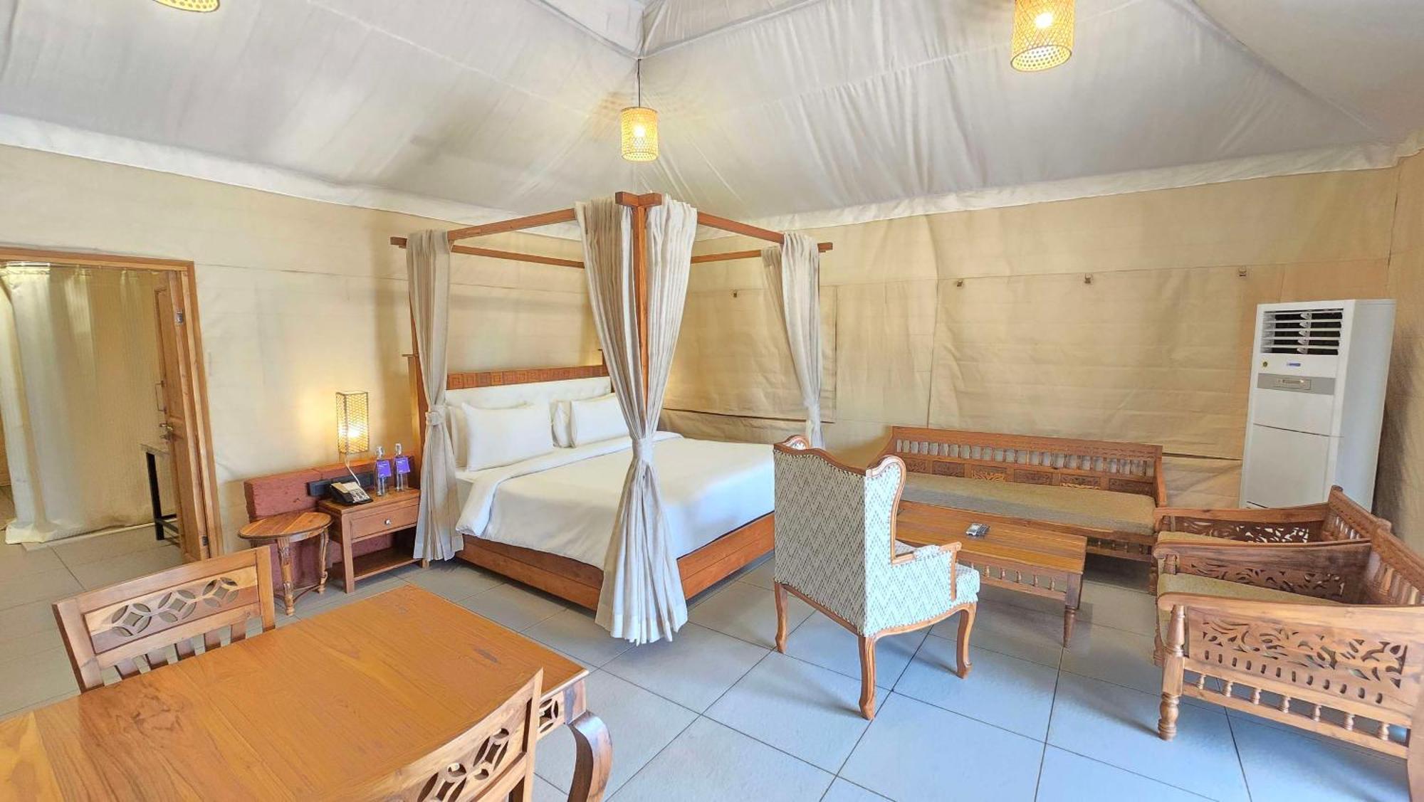 Radisson Blu Plaza Resort & Convention Centre Карджат Экстерьер фото A bedroom in a tent at the resort